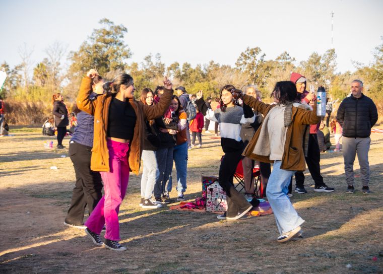 Tarde de barrileteada y feria en Monte Cristo