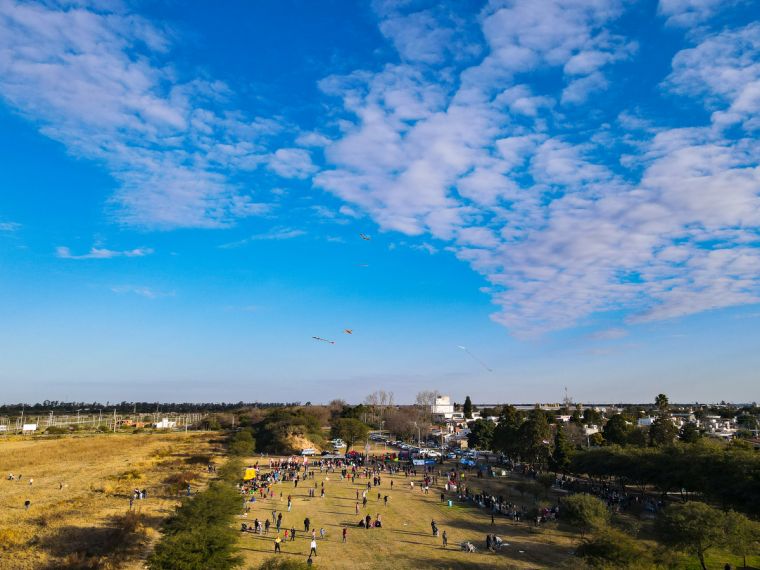 Tarde de barrileteada y feria en Monte Cristo