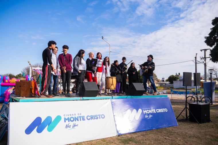 Tarde de barrileteada y feria en Monte Cristo
