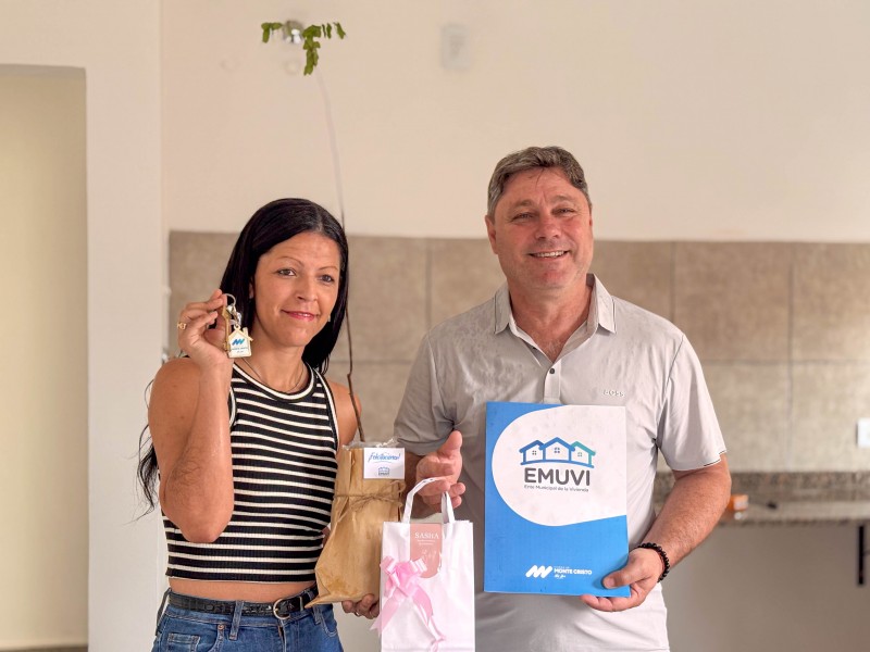 Se entregaron 2 viviendas del EMUVI en Monte Cristo