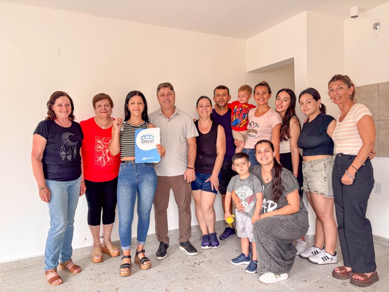 Se entregaron 2 viviendas del EMUVI en Monte Cristo