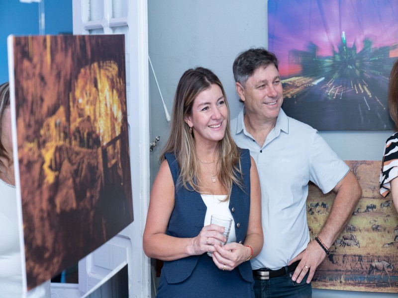 Monte Cristo celebró el cierre de la muestra fotográfica “La Vuelta al Mundo en 80 Fotos”