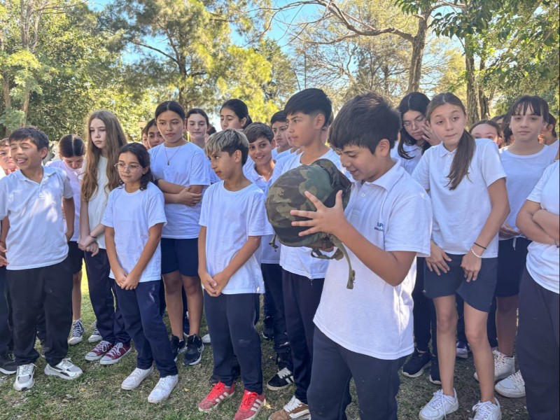 Estudiantes y veteranos compartieron una jornada de memoria en la Plazoleta Héroes de Malvinas
