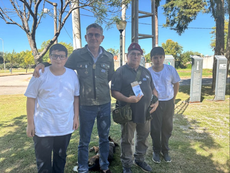 Estudiantes y veteranos compartieron una jornada de memoria en la Plazoleta Héroes de Malvinas