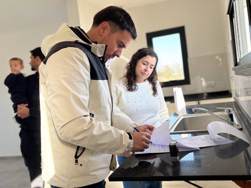 ¡Dos nuevas familias ya tienen casa propia!
